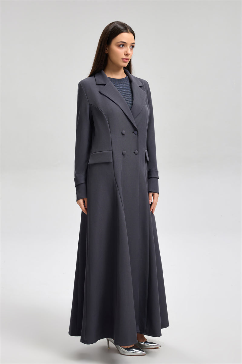 معطف طويل بقصّة واسعة وأزرار مزدوجة