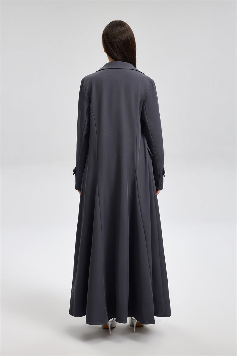 معطف طويل بقصّة واسعة وأزرار مزدوجة