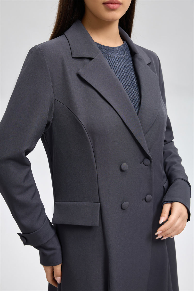 معطف طويل بقصّة واسعة وأزرار مزدوجة