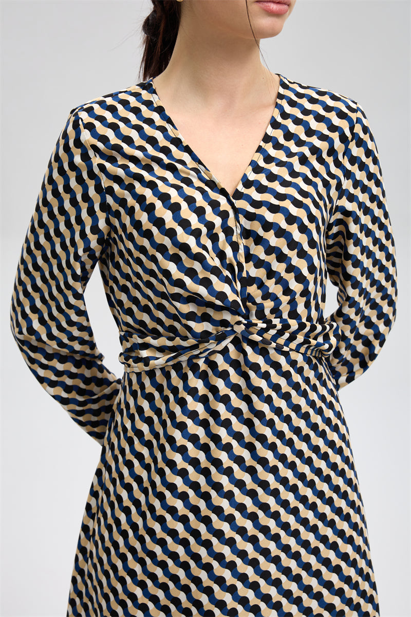 فستان طويل مطبوع وعقدة أمامية