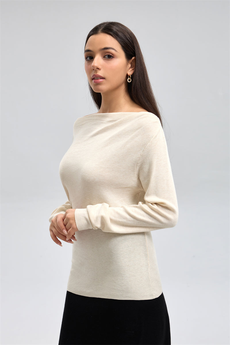 كنزة محبوكة ناعمة بأكتاف مكشوفة