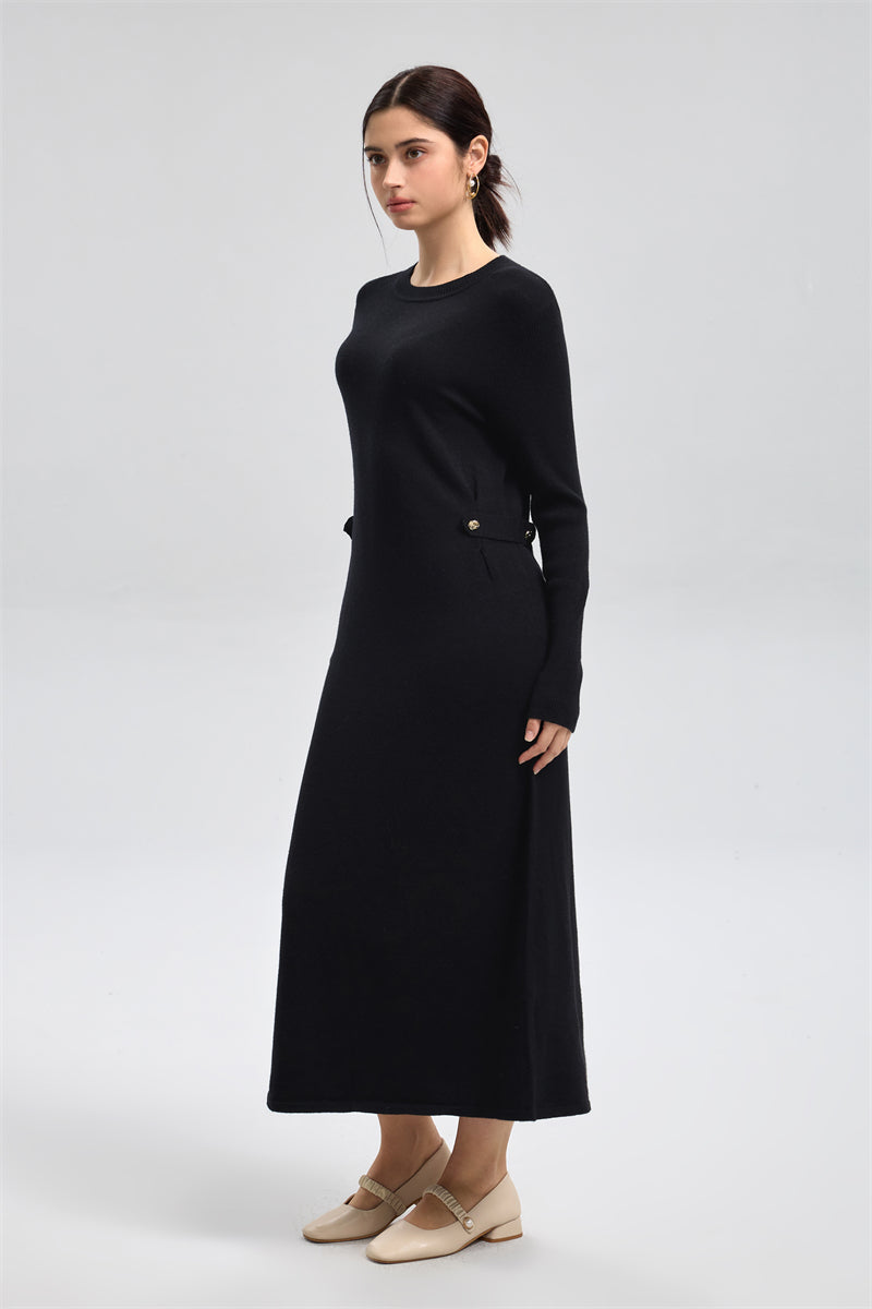 فستان محبوك بتفاصيل جانبية