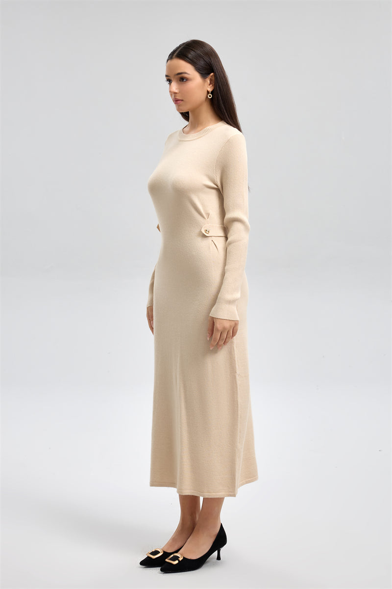 فستان محبوك بتفاصيل جانبية