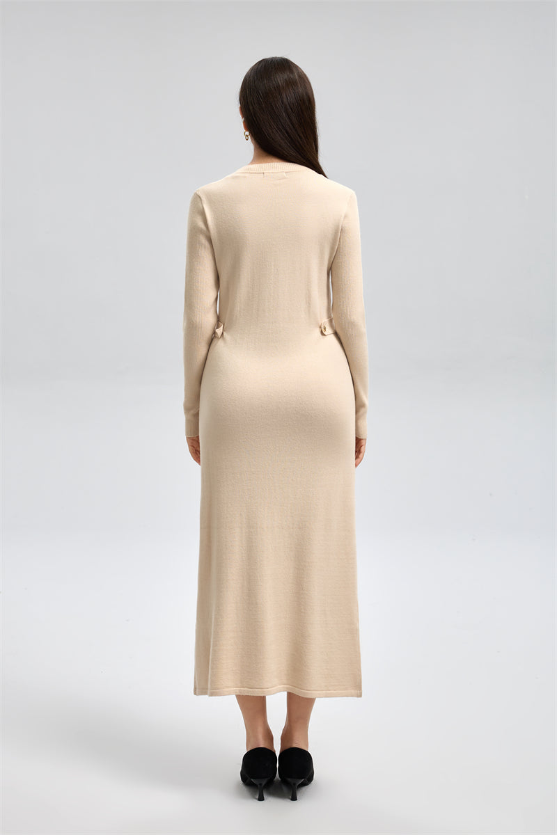 فستان محبوك بتفاصيل جانبية