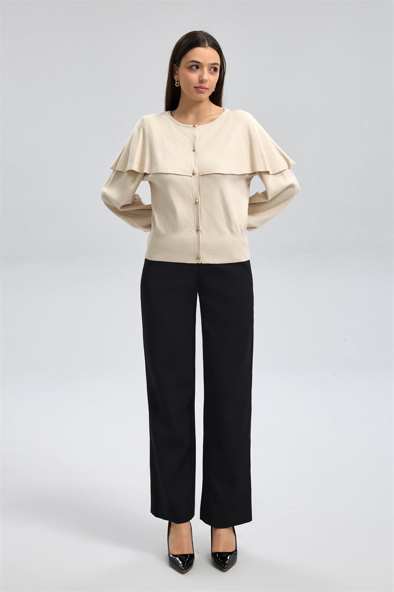 بنطال بقصّة مستقيمة وخصر عالٍ