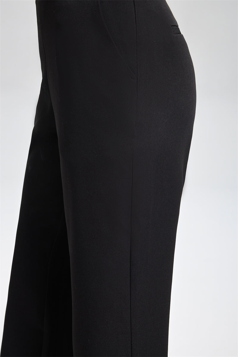 بنطال بقصّة مستقيمة وخصر عالٍ