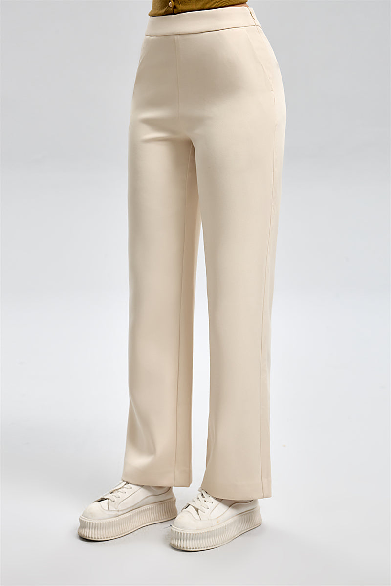 بنطال بقصّة مستقيمة وخصر عالٍ