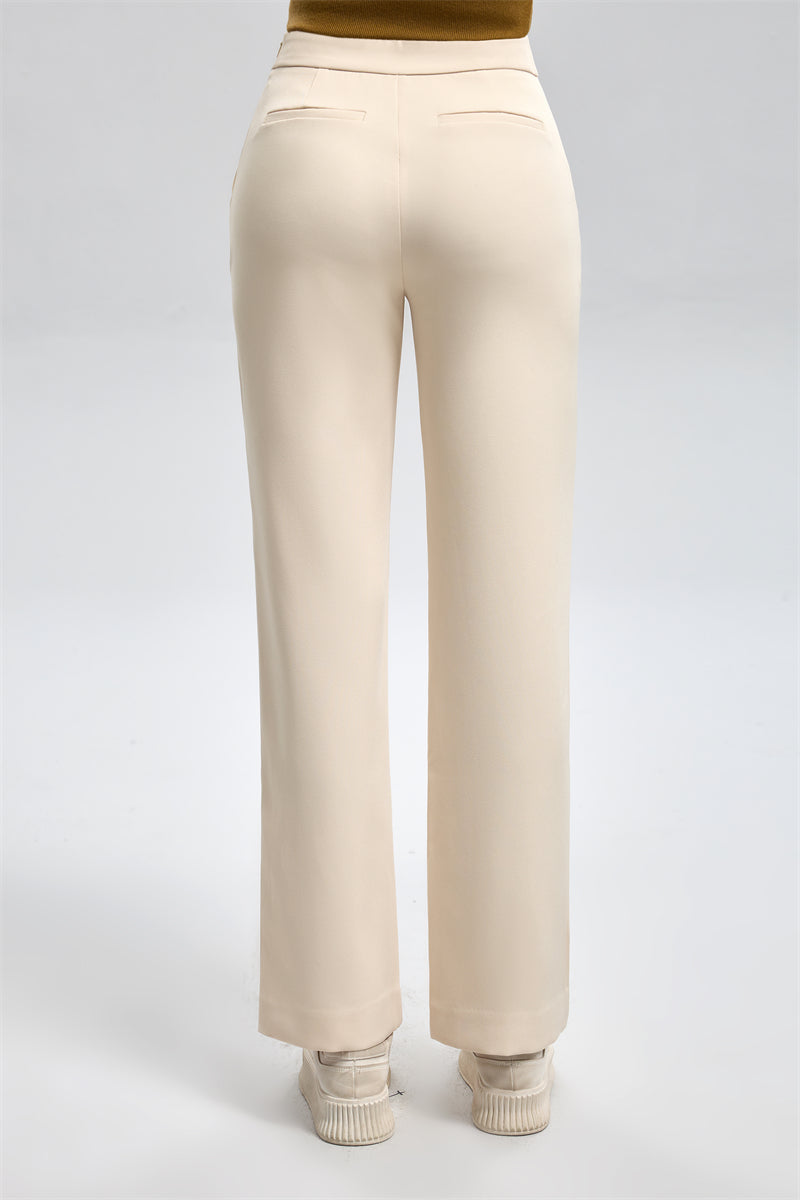 بنطال بقصّة مستقيمة وخصر عالٍ