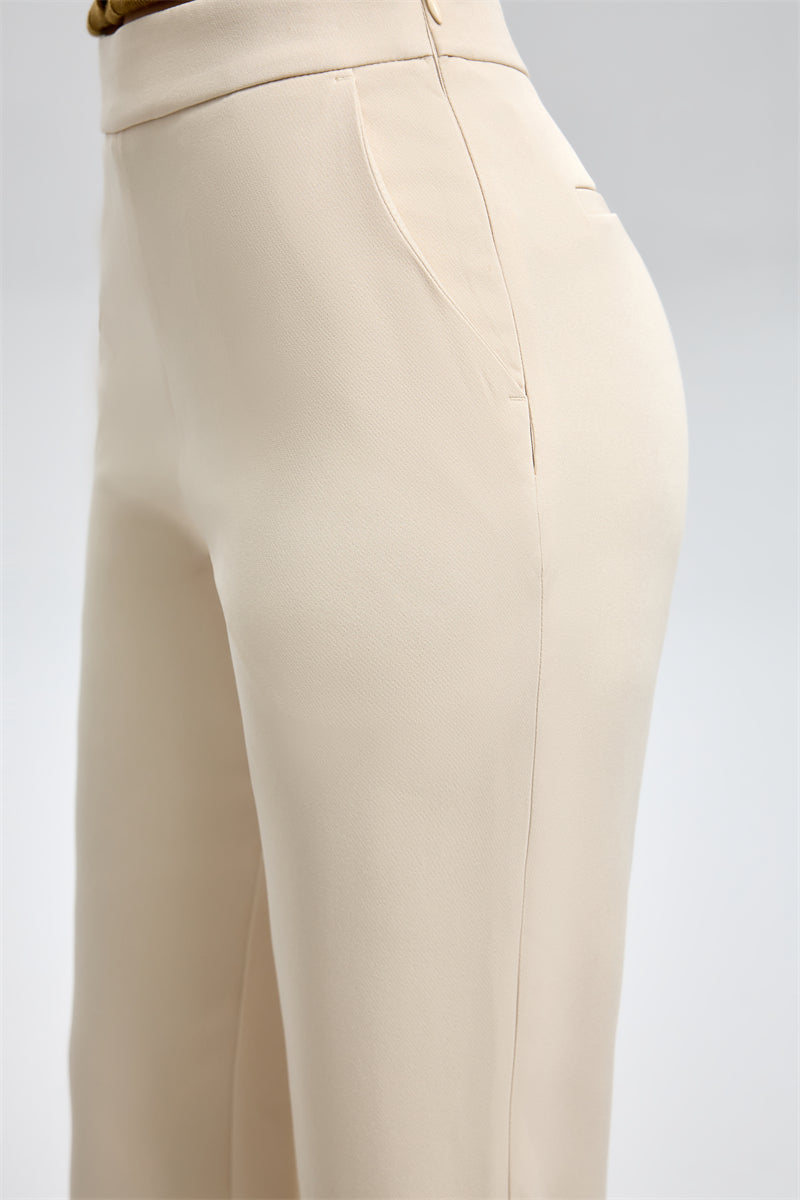 بنطال بقصّة مستقيمة وخصر عالٍ