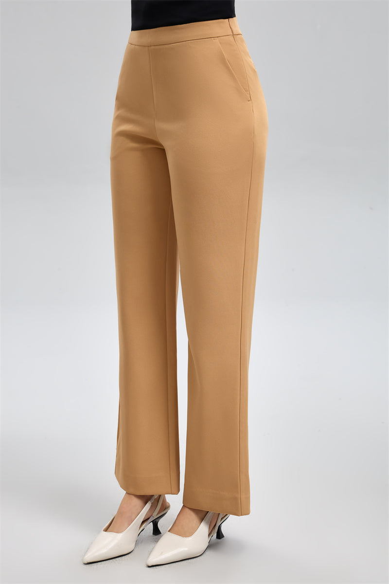 بنطال بقصّة مستقيمة وخصر عالٍ