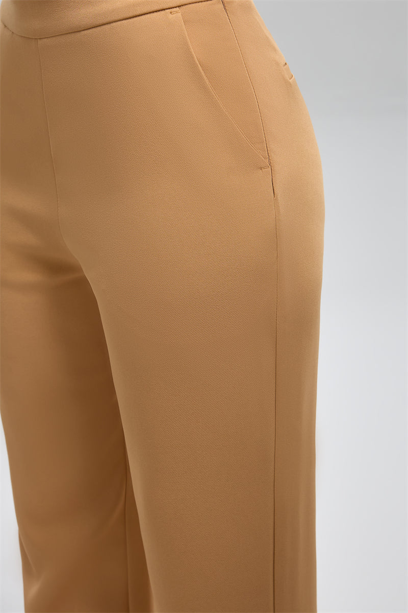 بنطال بقصّة مستقيمة وخصر عالٍ