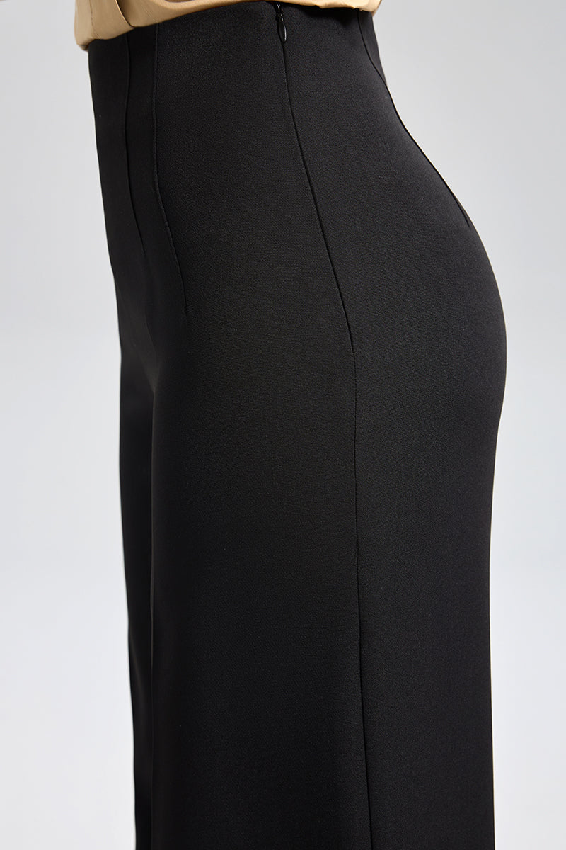 بنطال واسع بقصّة خصرٍ عالٍ