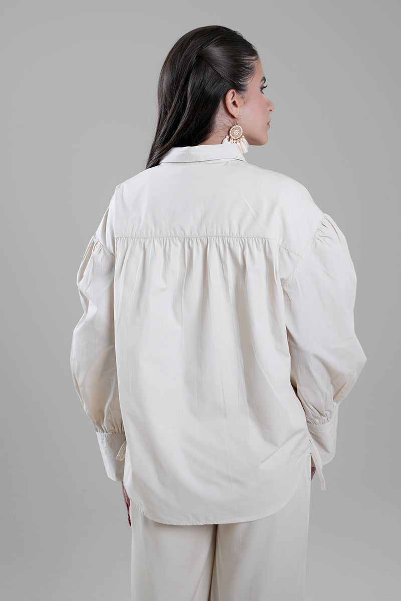 قميص بقصة واسعة وأكمام مجمعة
