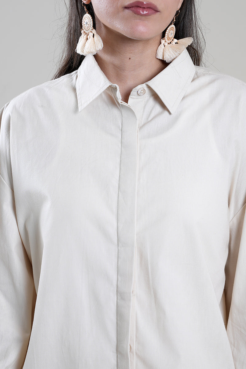 قميص بقصة واسعة وأكمام مجمعة