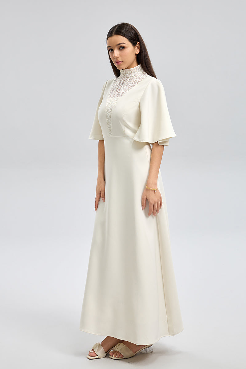 فستان طويل برقبة دانتيل وأكمام واسعة