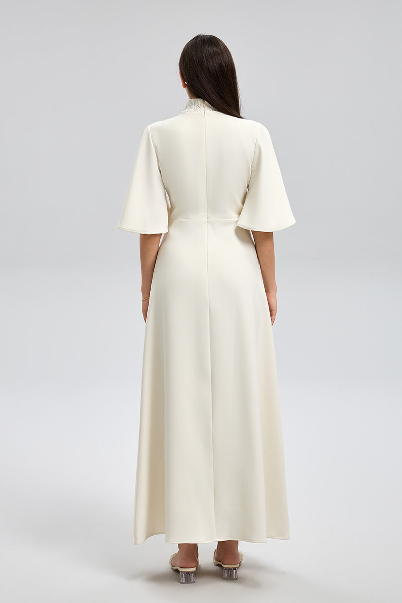 فستان طويل برقبة دانتيل وأكمام واسعة