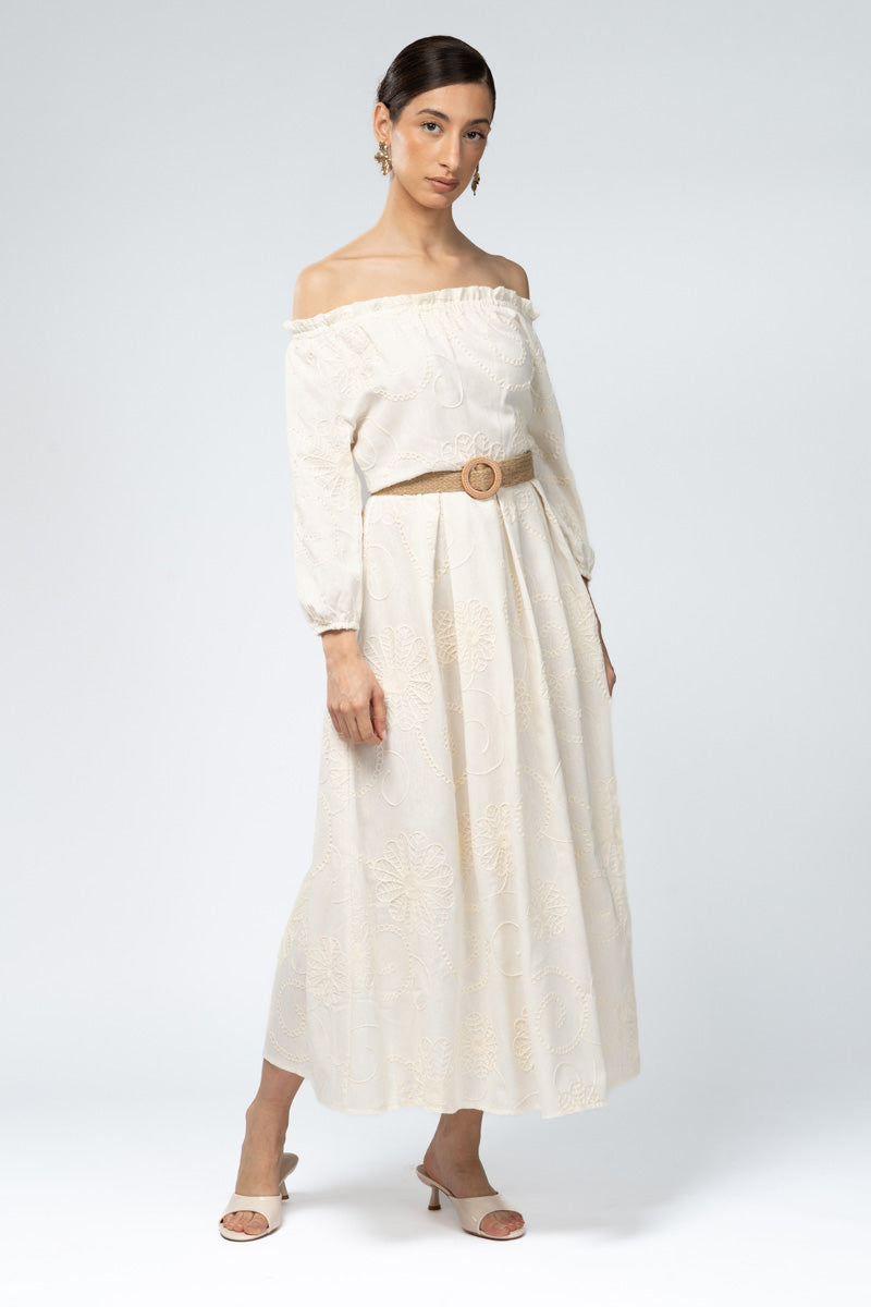 فستان ماكسي مطرّز بأكتاف مكشوفة