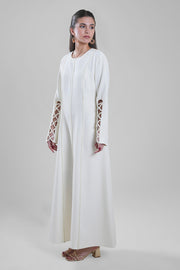 فستان ماكسي بتفاصيل أكمام بفتحات مزخرفة