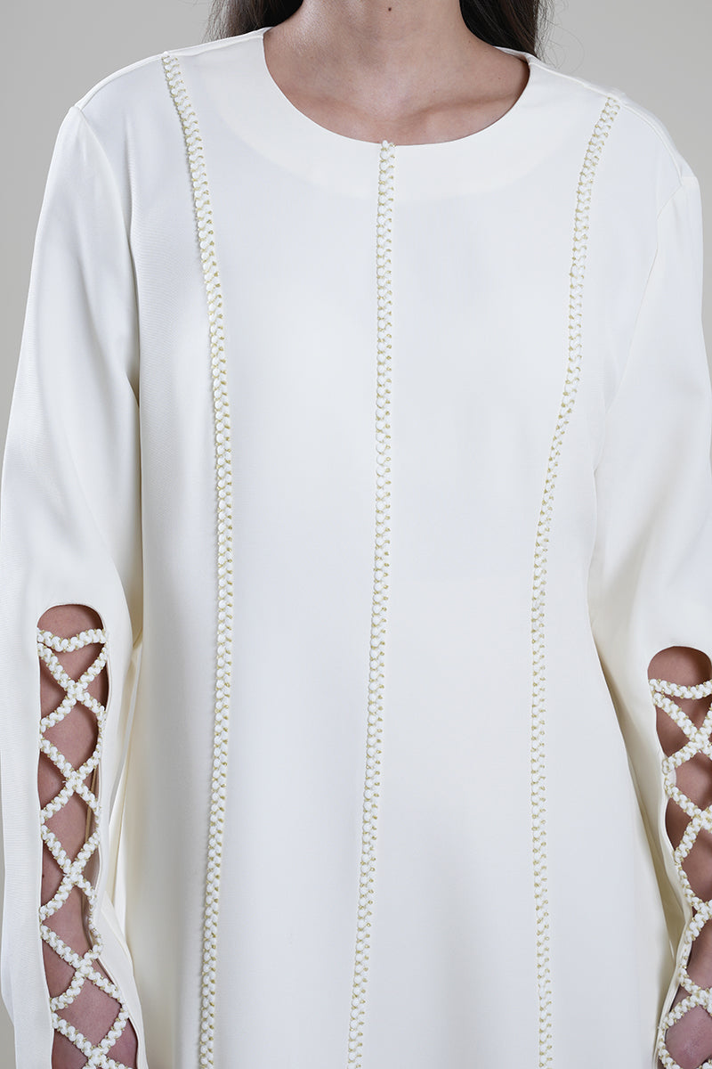 فستان ماكسي بتفاصيل أكمام بفتحات مزخرفة