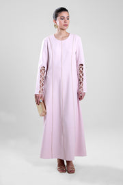 فستان ماكسي بتفاصيل أكمام بفتحات مزخرفة