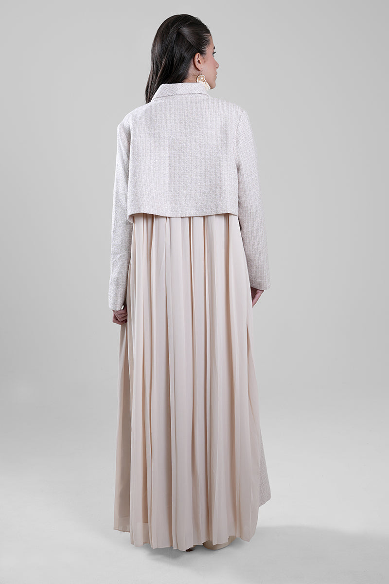 عباية بنسيج منقوش وتفصيل كسرات خلفي