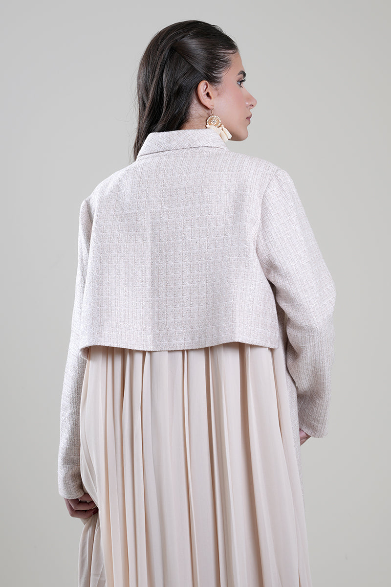 عباية بنسيج منقوش وتفصيل كسرات خلفي