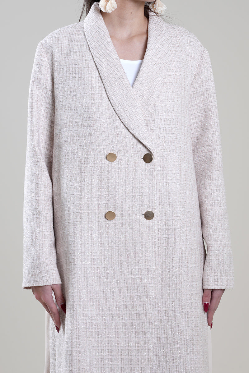 عباية بنسيج منقوش وتفصيل كسرات خلفي