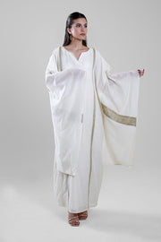 فستان طويل بتفاصيل مزخرفة