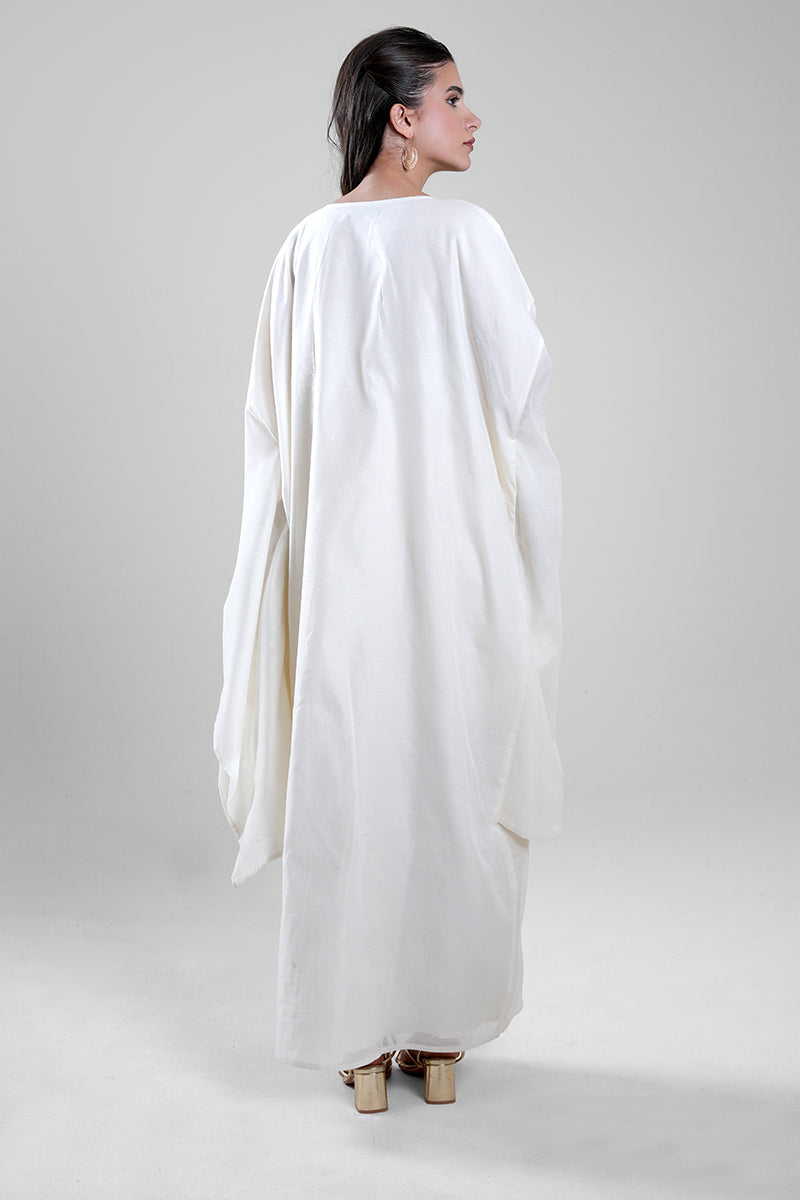 فستان طويل بتفاصيل مزخرفة