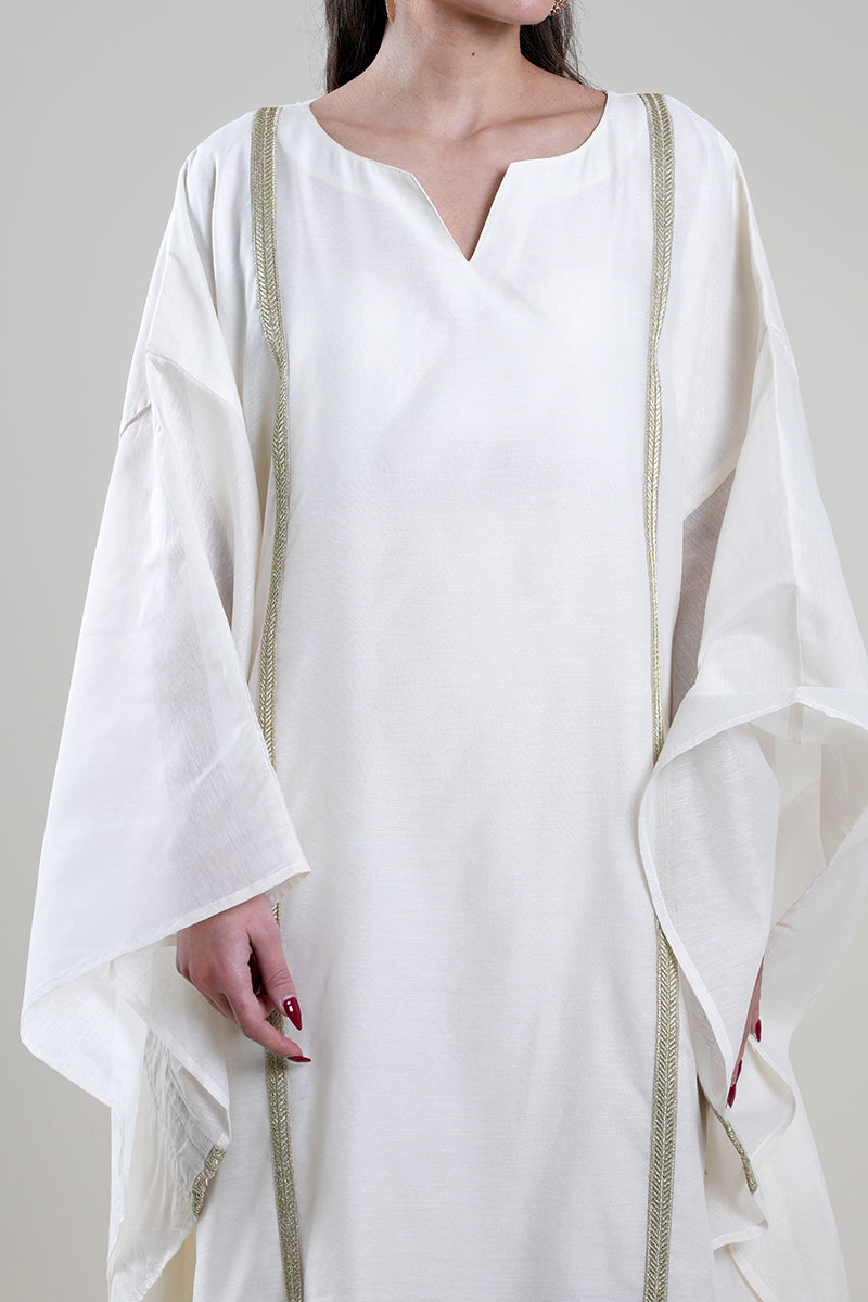 فستان طويل بتفاصيل مزخرفة