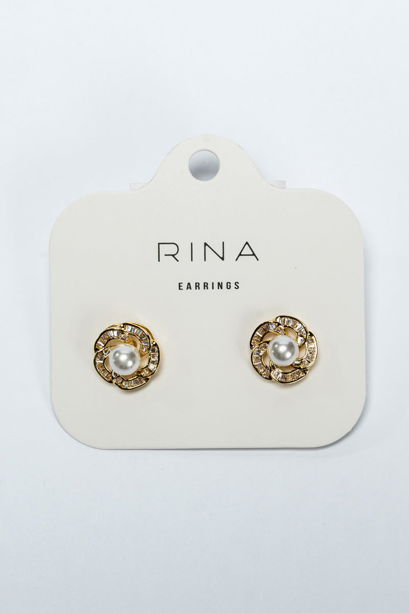 أقراط لؤلؤ بتصميم وردة