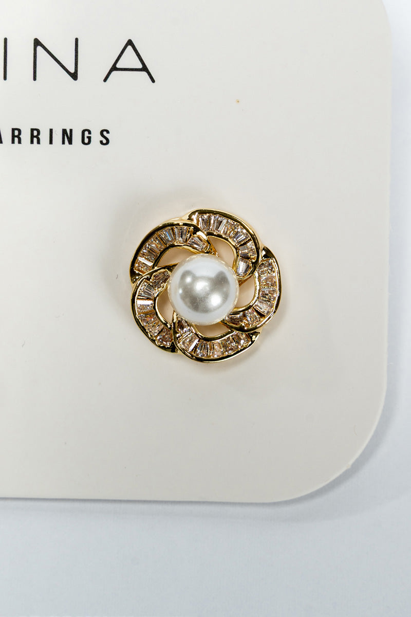 أقراط لؤلؤ بتصميم وردة