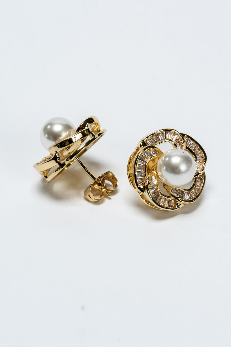 أقراط لؤلؤ بتصميم وردة