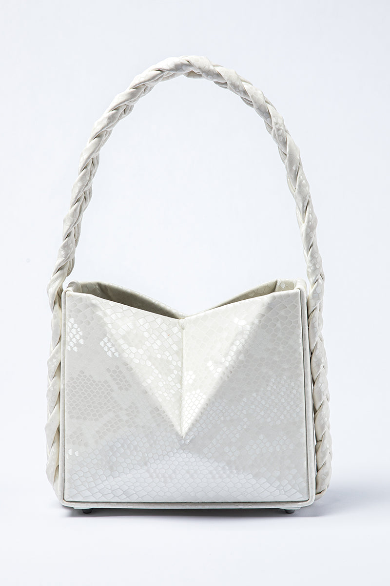 شنطة بتصميم هندسي ومقبض مضفّر