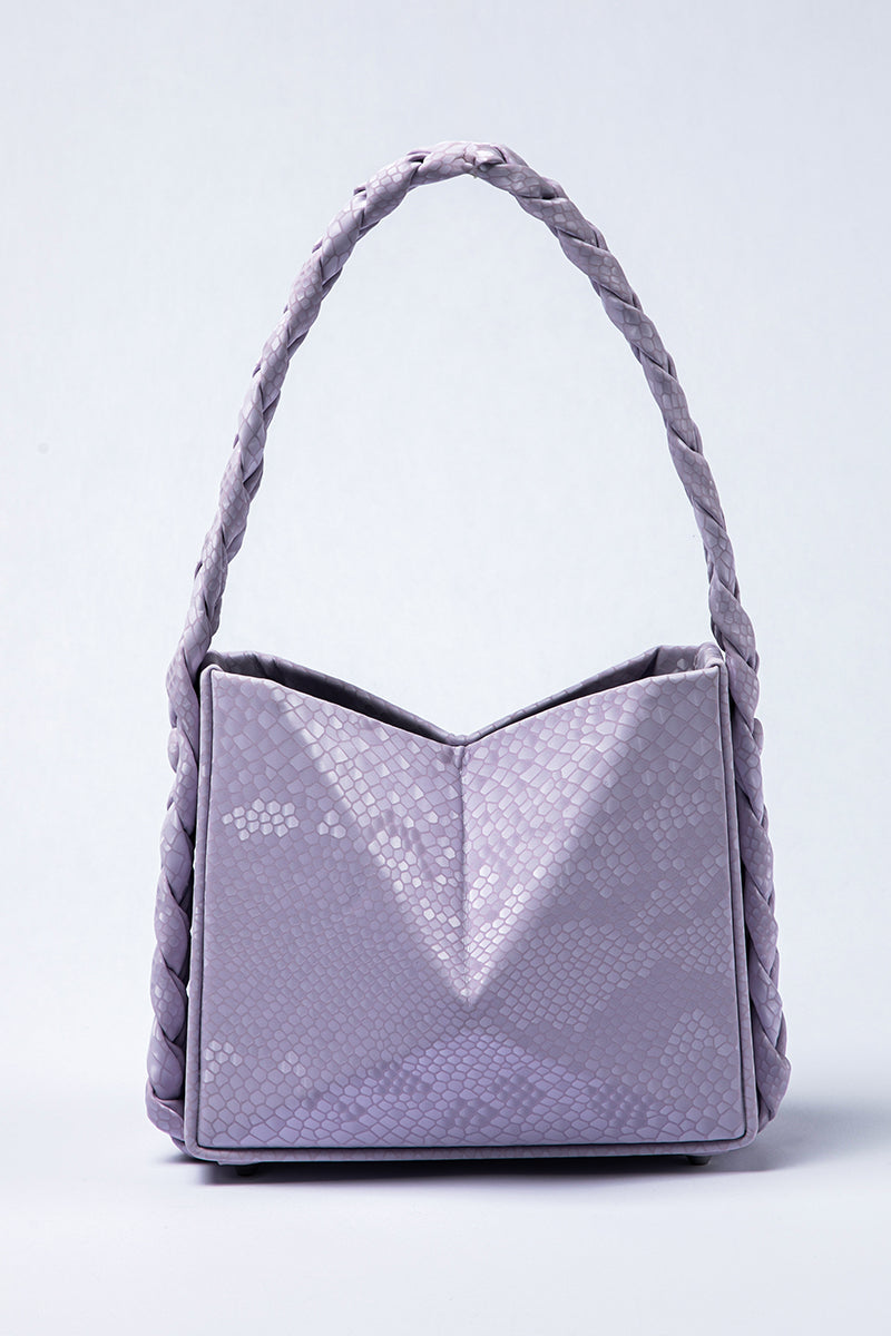 شنطة بتصميم هندسي ومقبض مضفّر