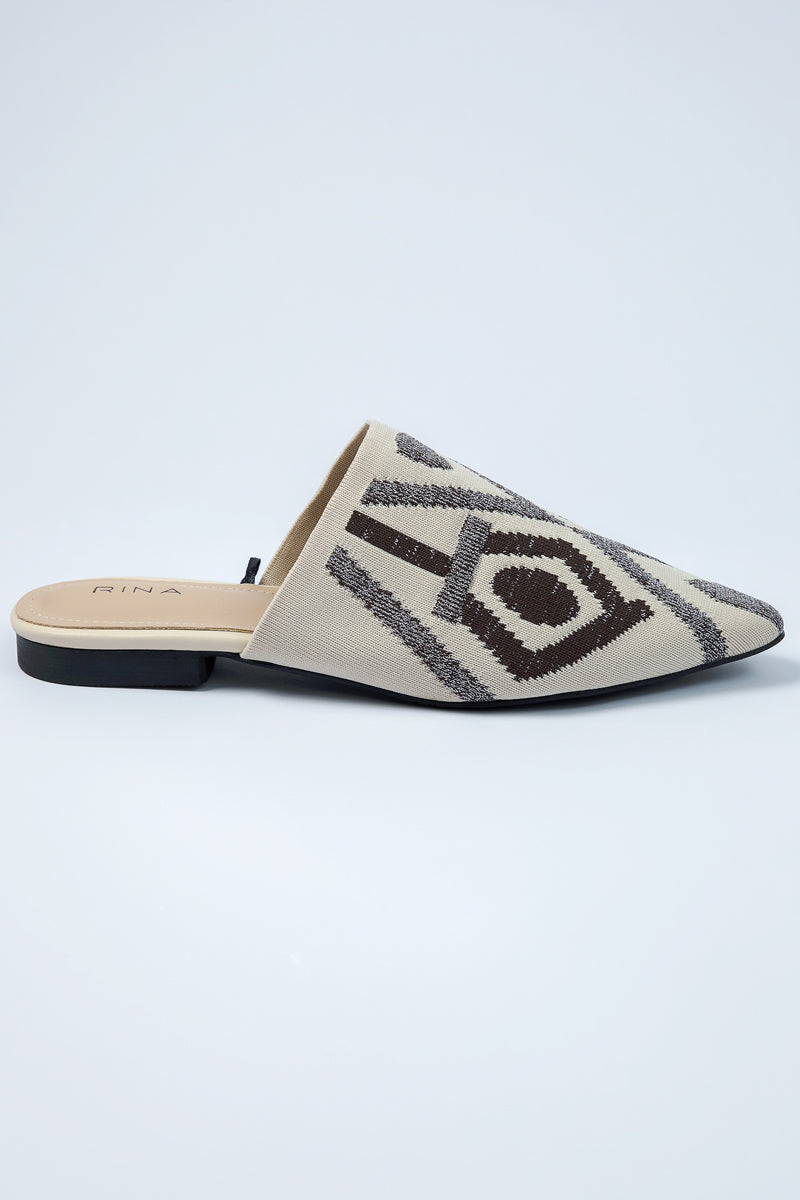 حذاء مفتوح بنقشة