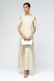 فستان طويل بتفصيل كتف مكشوف