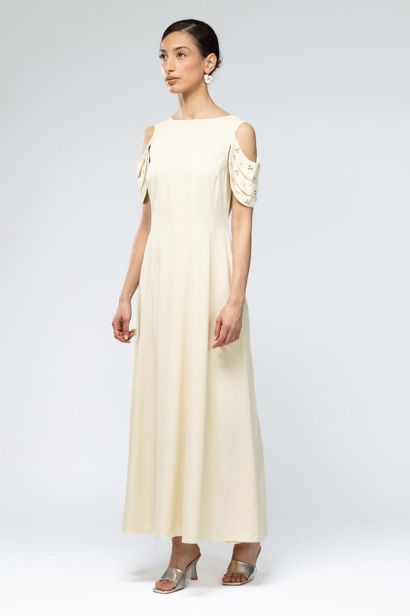 فستان طويل بتفصيل كتف مكشوف