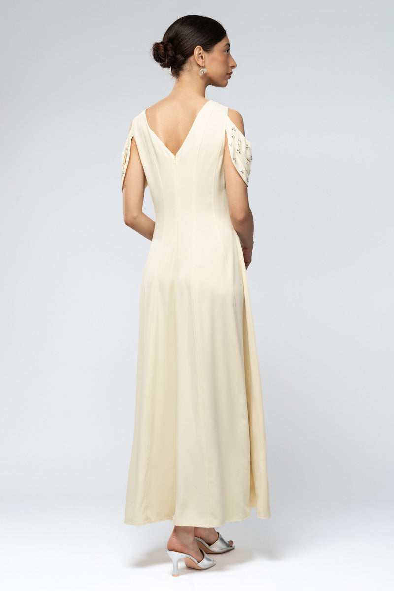 فستان طويل بتفصيل كتف مكشوف