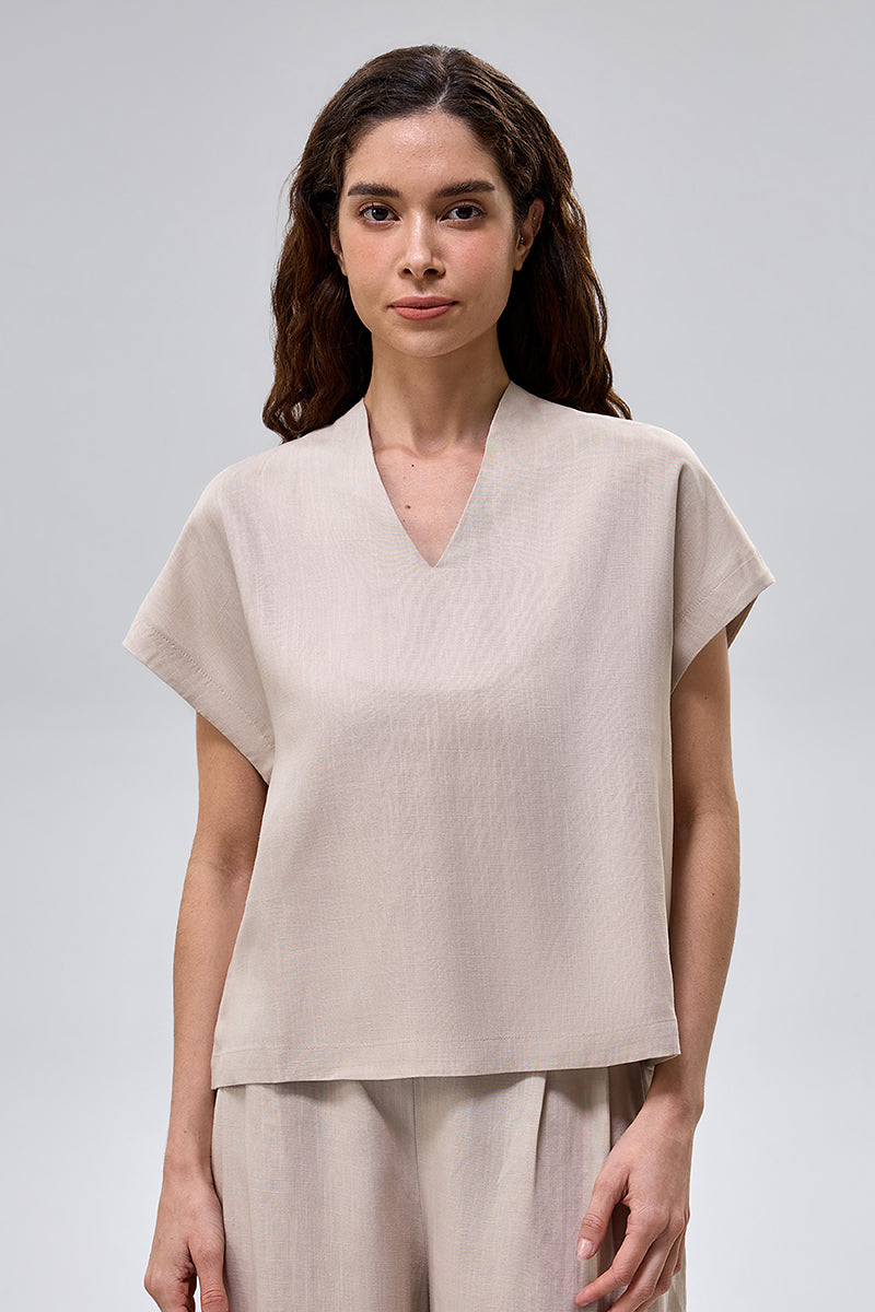 بلوزة بقصة مريحة وتصميم بسيط