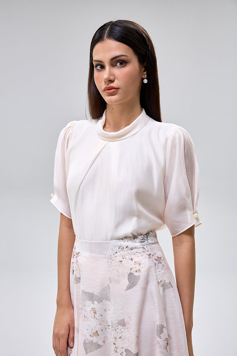 بلوزة أنيقة بأكمام قصيرة وياقة عالية