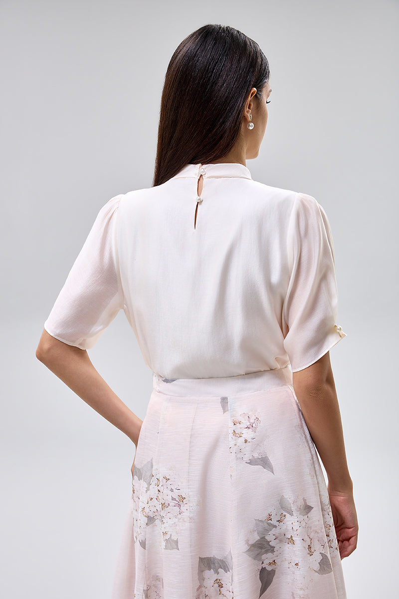 بلوزة أنيقة بأكمام قصيرة وياقة عالية