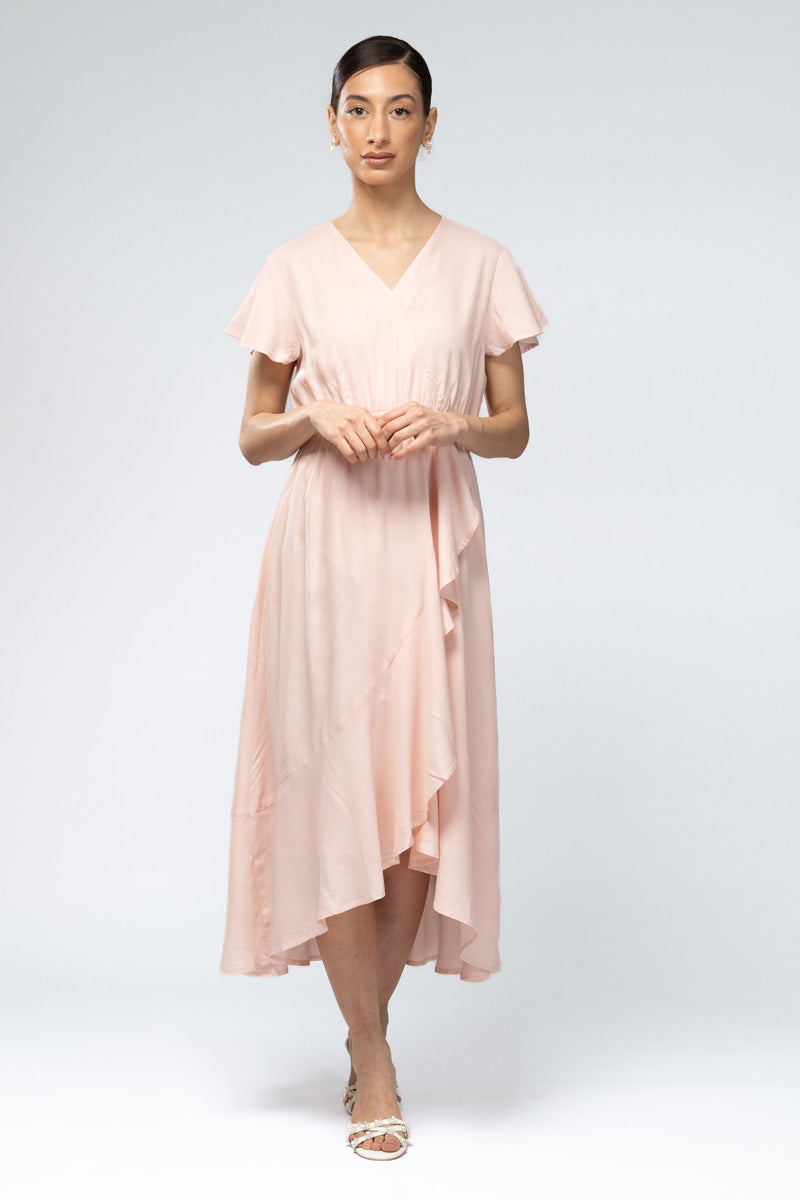 فستان بقصّة ملفوفة وكشكش انسيابي