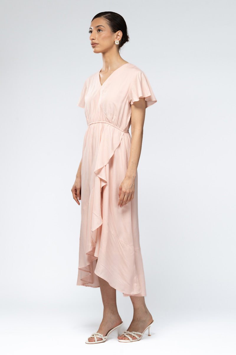 فستان بقصّة ملفوفة وكشكش انسيابي