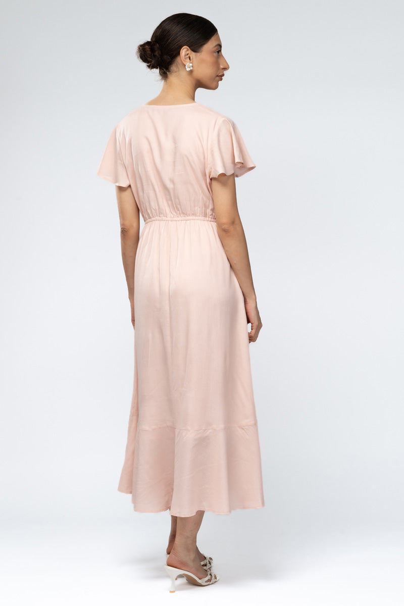 فستان بقصّة ملفوفة وكشكش انسيابي