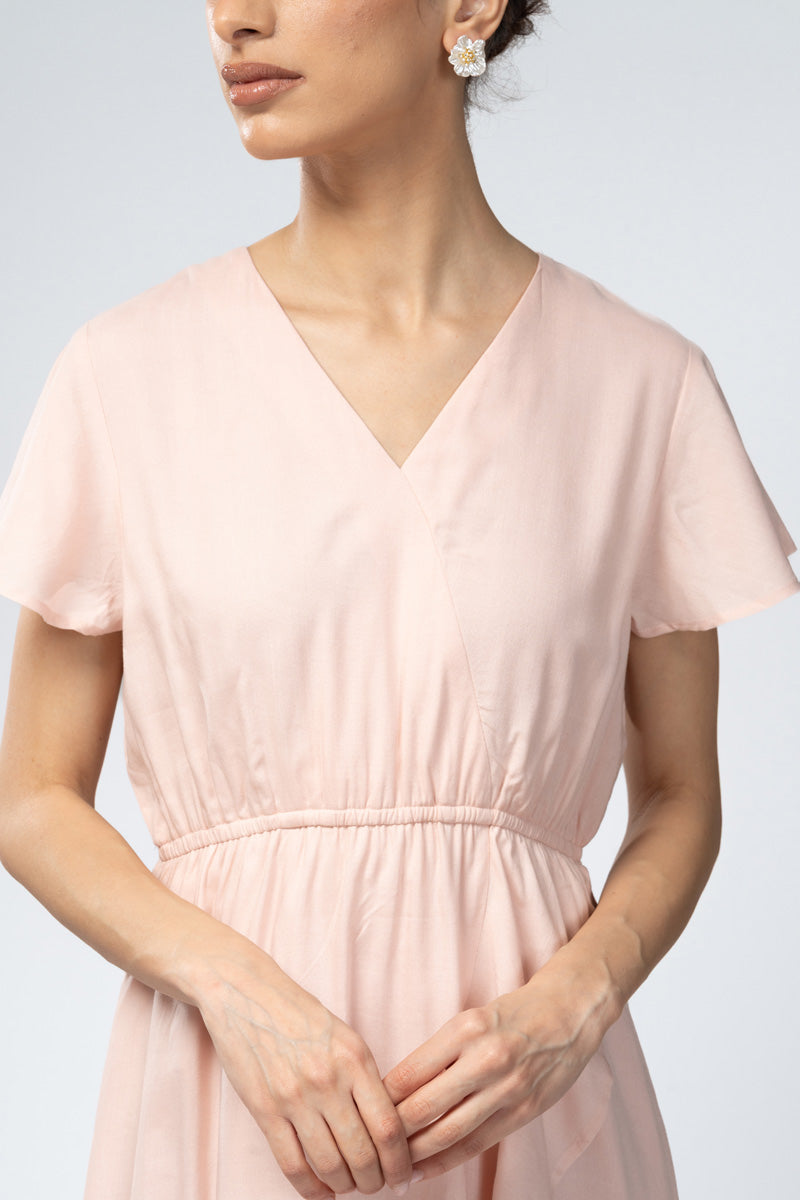 فستان بقصّة ملفوفة وكشكش انسيابي