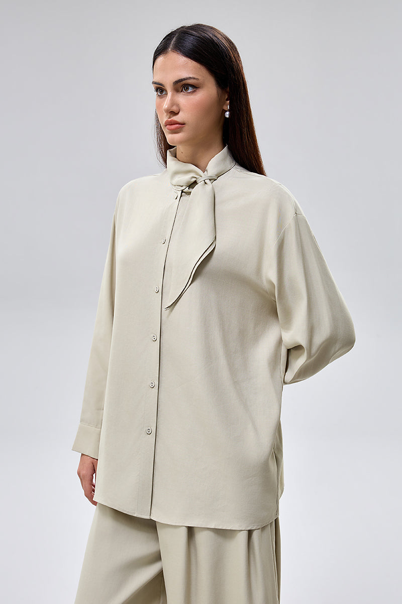 بلوزة بأزرار أمامية مع ربطة عنق