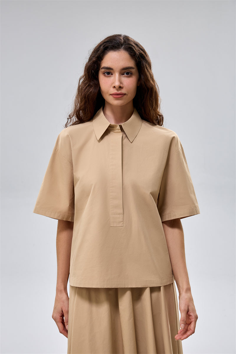 بلوزة بأكمام قصيرة وياقة