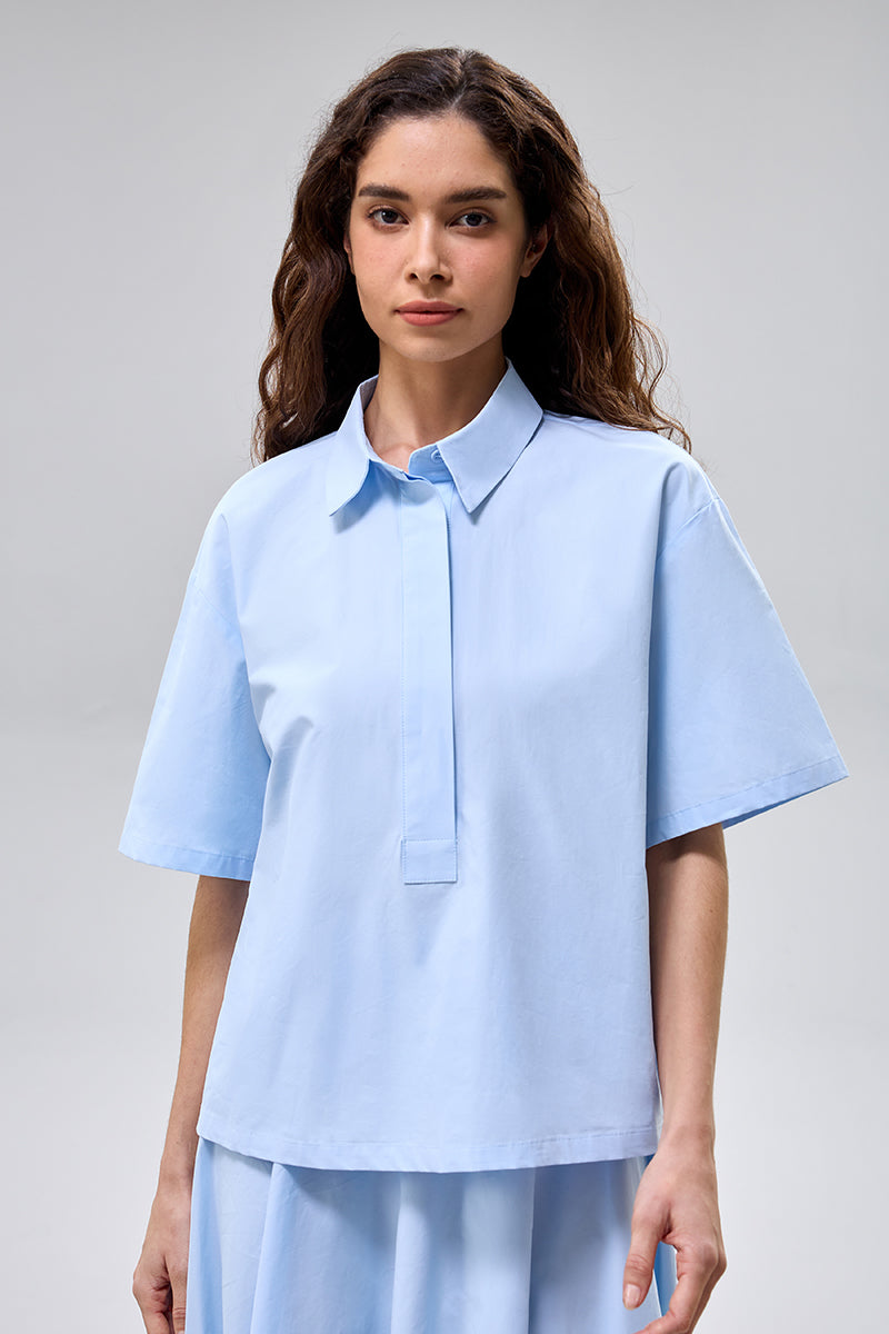 بلوزة بأكمام قصيرة وياقة