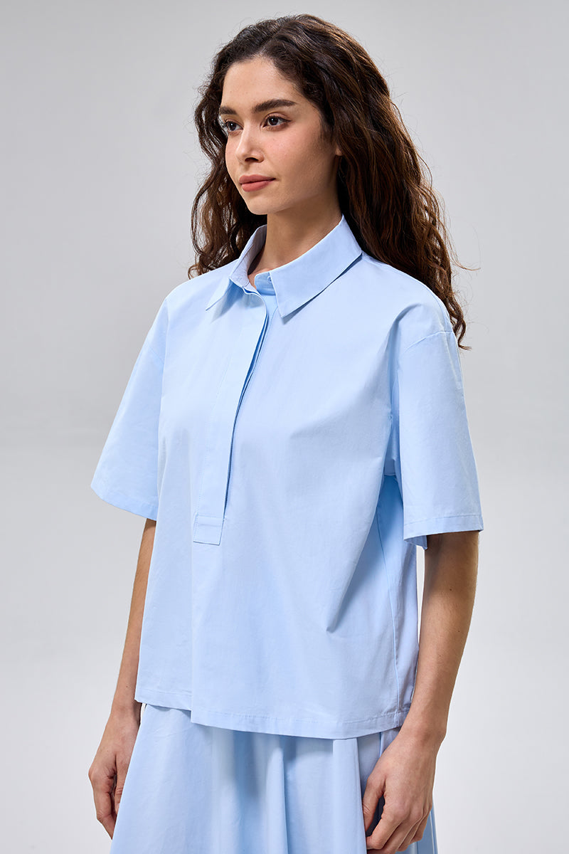 بلوزة بأكمام قصيرة وياقة